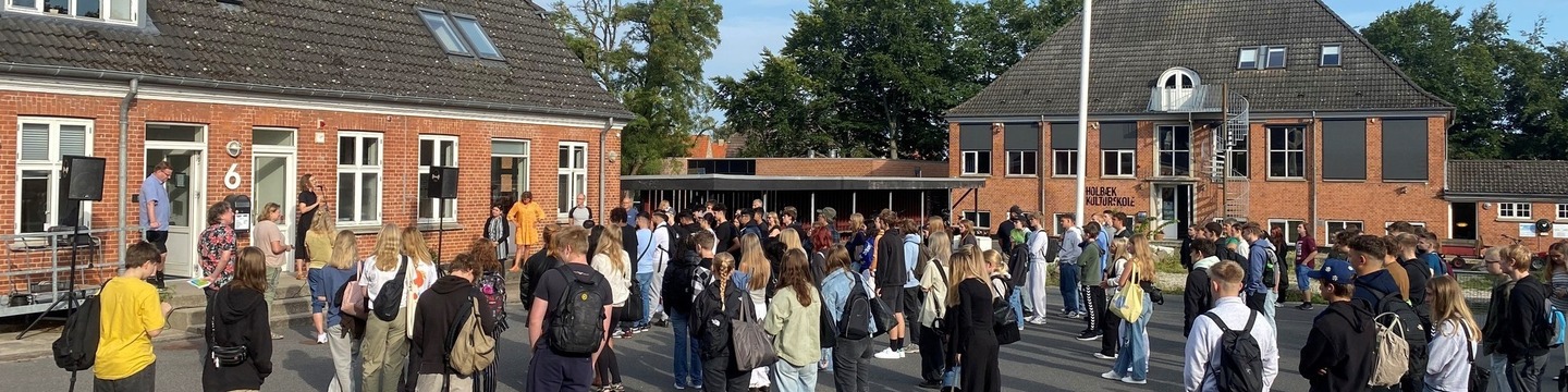 Foto af elever i gården ved Holbæk 10. klasse-center